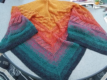 Der Start war ein wenig verwirrend. Habe meinen eigenen Weg gefunden. Bei M 6 hatte ich nicht mehr die Lust, alles aufzutrennen und habe weitergestrickt. Leider hat das vorletzte Muster nicht maschenanzahlmässig geklappt. Somit habe ich das Muster M 7 weggelassen und geändert.
Ansonsten bin ich mit dem Ergebnis zufrieden.