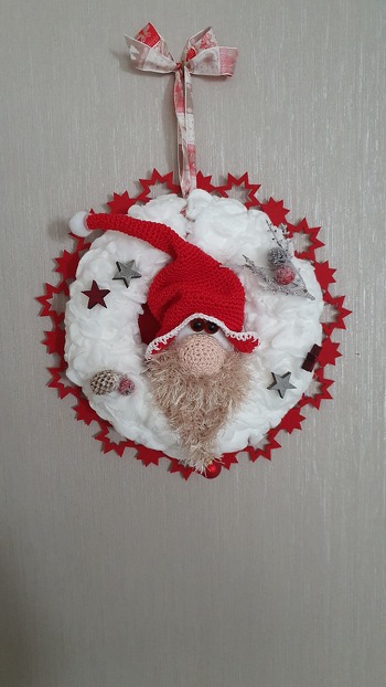 Habe noch einen roten Filzteller drunter geklebt. So kommt der Kranz noch besser zur Geltung.