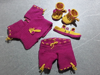 Habe das Outfit für meine Kleine gestern fertig gestellt.
Musste aber überwiegend improvisieren, da sie keine geraden Beine und Arme hat. War eine echte Herausforderung, aber dafür hat es sich gelohnt  - wir sind total begeistert! Ich habe es aus mehreren Anleitungen gemischt, aber auch viel selbst kreiert :-)