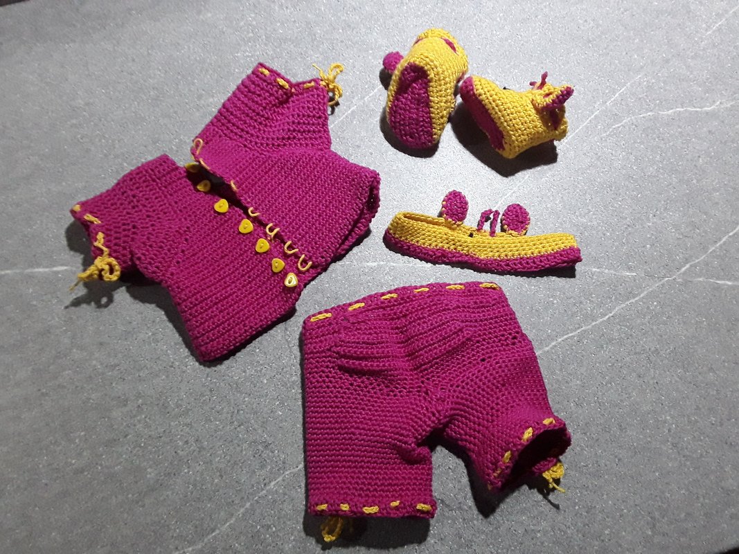 Häkelanleitung Amigurumi / Giraffen-Outfit mit Giraffen Applikation, inklusive kleiner Giraffe für die Puppe Mia