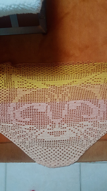 Tolle Anleitung! Am Anfang etwas verwirrend, weil man das Muster quasi spiegeln muss. Aber wenn man mal begonnen hat, versteht man das Prinzip schnell! Hat mir sehr viel Spaß gemacht und gehört jetzt schon zu meinen Lieblingstüchern!