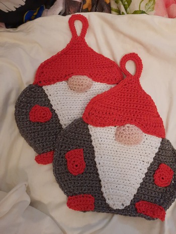 Super Anleitung, leicht verständlich und einfach nachzuarbeiten. Es war eine Freude die Wichtel nachzuarbeiten!🤩
Habe allerdings um den ganzen Wichtel (in der gleichen Farbe wie gehäkelt)eine Reihe feste Maschen gehäkelt.
Um den Aufhänger eine Reihe Kettmaschen zur Verstärkung.
Anfang oben Bauch, in grau fM, bis zur anderen Seite.
Dann Mütze, in rot fM, erst eine Seite, dann Aufhänger Km, dann andere Seite fM. Danach Fäden hinten vernähen. FERTIG