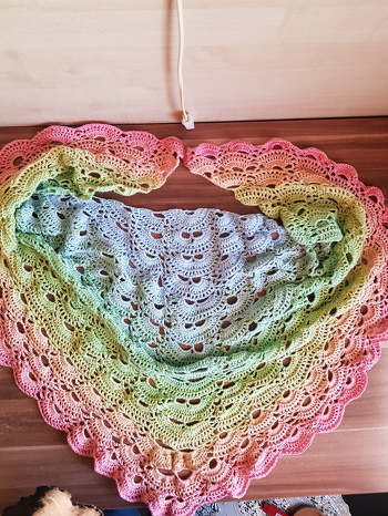 Super tolle Anleitung. Dies ist mein aller erstes Dreieckstuch ever.Hat alles super klasse geklappt.Für mich als Anfängerin lässt sich das mal sowas von sehen.Einfach toll.