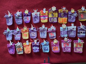 Mein Adventskalender ist nach der allgemeinen Vorlage gearbeitet worden. Der 6. und 24. ist doppelt, weil sonst eine der Zwillinge immer traurig war.