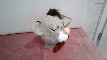 Der Brillenhalter ist fertig, hat sich auch gut häkeln lasen. Leider wollen die Brillen nicht so recht auf dem Kopf bleiben.