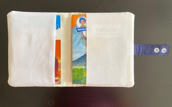 Ich habe schon mehrere Minbuch-Hüllen genäht, immmer in der größeren Variante, damit die Benny Blus Büchlein hineinpassen. Bin ganz begeistert, weil meine Enkel und Bonus-Enkel nun ihre Büchlein gut mit auf Reisen nehmen können.