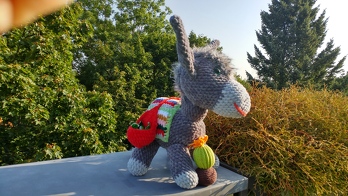 Ich habe ihn etwas umgewandelt zum Packesel. Die Kinder werden sich über den süssen Inhalt in seinen Taschen freuen.