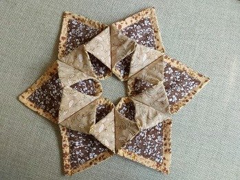 Mein allererster Nähversuch. Noch etwas ungleichmäßig, sowohl beim zuschneiden, als auch beim nähen, trotzdem freu ich mich über das Endergenis