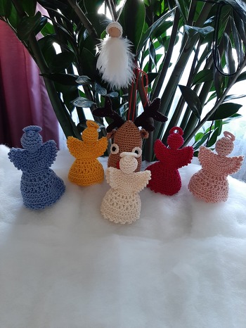 Ich finde die Engel sehr schön. Bin schon bei Weihnachs Geschencke häkeln.