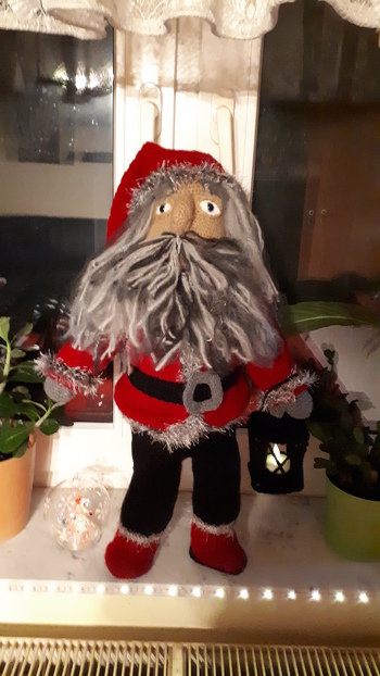 Die Anleitung ist super. Ich hatte keine Probleme den Weihnachtsmann nachzuhäkeln. Habe zwar bei den Haaren und dem Bart etwas variiert, weil ich nur die von mir verwendete Wolle da hatte, aber das Ergebnis finde ich trotzdem toll. Vielen Dank für die tolle Anleitung.