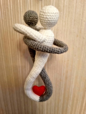 Eben fertig geworden. Leider ist die weiße Wolle etwas dicker.  Darum sieht es etwas größer aus weil die Weiße auch vorn ist.