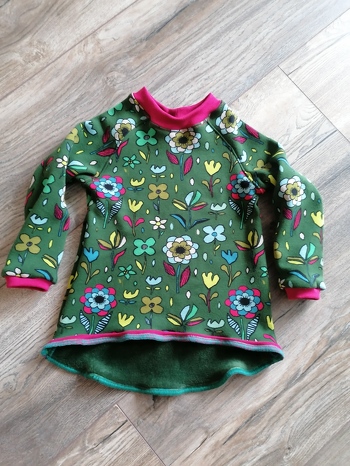 Tolles Schnittmuster, gut erklärt und auch anfängertauglich. Mein Saum ist passiert 😁, hab ein kurzes Bündchen genäht und wollte es - wie bei den Ärmeln - nähen. Aber, mir gefällt es so viel besser.