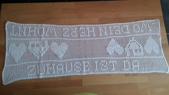 Die Anleitung war für mich als Neuling auf dem Gebiet der Filethäkelei sehr hilfreich, und ich habe sofort verstanden, wie es funktioniert. Nun bin ich stolz auf mein Werk.