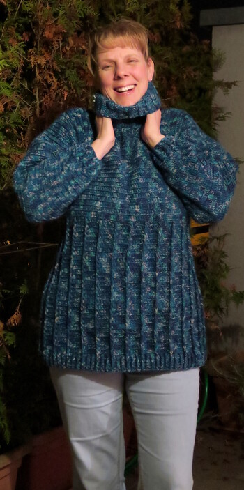 der Pulli ist soooo mega kuschelig - ich liebe ihn!!
Die Anleitung ist mega einfach, ohne Schnickes und ohne Schnackes und trotzdem mit Pfiff :)
Der Winter kann kommen :D
*D*A*N*K*E* für diese traumhafte Anleitung!