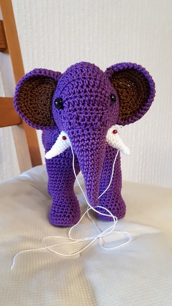 er bekommt noch einen Kopfschmuck, und eine Decke über den Rücken (Wunsch des Auftraggebers)