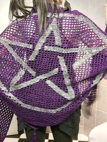 Das Umschreiben der Anleitung in Zahlen war das Aufwändigste am Ganzen. Die Zeichnung nützt zum Häkeln leider nur wenig.. so ohne Zahlen. Das Tuch wurde sehr gross, und leider sah man das Pentagramm nicht wenn man es trägt.. weil es so riesig ist. Ich hatte den Stern dann mit silberner Textilfarbe bemalt, nun sieht man jetzt auch was es darstellen soll. Trotzdem ein schönes Tuch und die Anleitung ok.