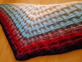 Mit 1000m - 3 fach, mit NS 3,5 gehäkelt, ist 190x44 cm groß geworden