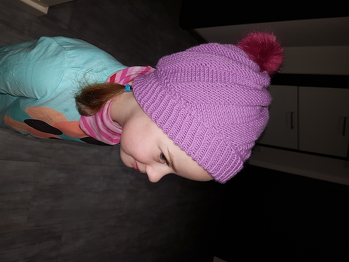 Hat riesen Spaß gemacht diese Mütze zu stricken. Meine Tochter ist auch ganz entzückt. Nun nadel ich noch eine für mich an :-)