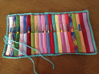 Vielen Dank für die tolle Anleitung.
Ich habe die Rolle für meine Häkelnadeln angefertigt.
Endlich Ordnung :-) !