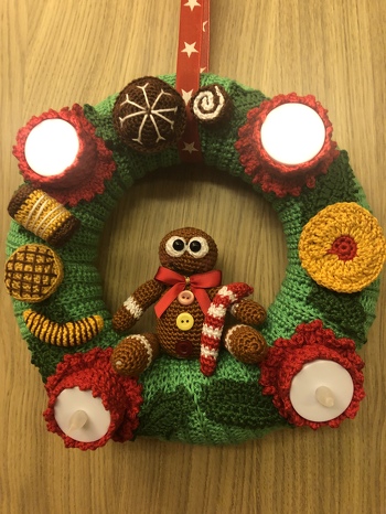 Eine sehr gute Beschreibung mit Bildern.
Nachdem ich keinen echten Adventkranz zu Hause aufstellen kann, habe ich diese Häkelanleitung ein wenig umgeändert 😉😊