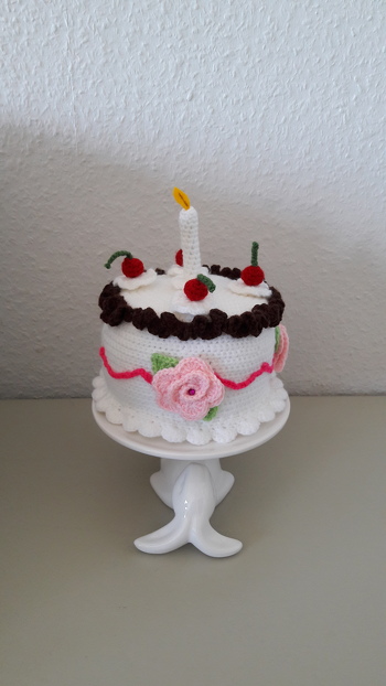 Hat viel Spaß gemacht die Torte nachzuarbeiten. Habe sie etwas abgewandelt. Für besseren Halt jeweils eine CD oben und unten eingelegt. Die Flamme habe ich nicht hinbekommen, deshalb einfach aus Filz ausgeschnitten. War ein Geburtstagsgeschenk, ist auch gut angekommen.