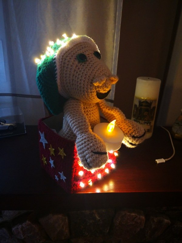 Weihnachtsdrache Taja in der Box