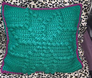 Konnte nicht warten, bis die passende Wolle da war, habe mit meiner Restwolle gleich angefangen.
Kissen ist wirklich schnell gemacht und als Mitbringsel ein super tolles Geschenk. Danke