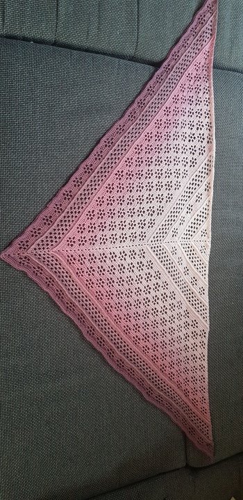 Eine böse Überraschung hat mich über Ostern ins Krankenhaus befördert. Ich hab mir sofort einen Bobbel und eine Nadel liefern lassen und nach der tollen Anleitung diese rosa Schönheit gearbeitet. Danach habe ich sie verschenkt und der Beschenkten damit eine sehr große Freude bereitet 😊 Achtung: Beim Abwandeln bedenken, dass die Reliefstäbchen-Reihe auf der Rückseite gearbeitet werden muss, damit die 