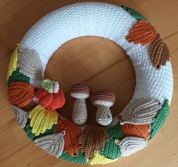 Super Anleitung! Kranz ist fast fertig. Das Häkeln hat sehr viel Spaß gemacht. Aufgehängt wird er erst im Herbst.