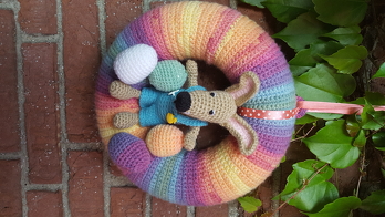 Dieser hübsche Osterkranz wurde nach der Anleitung von ursulapetra gearbeitet. Hat mir viel Spaß gemacht.