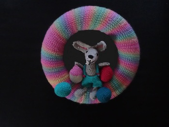 Mein Türkranz ist so eben fertig geworden.
Das umwickeln des Kranzes war schon ein wenig tricky, aber ansonsten hat alles gut geklappt und die Anleitung ist auch gut beschrieben.