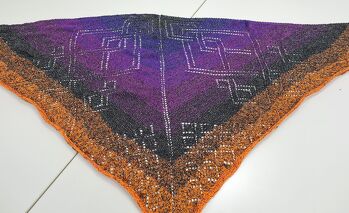 Schöne Anleitung, der gut zu folgen ist. Das Tuch zu stricken hat viel Spaß gemacht. Auf Grund des Musters aber kein Fernsehprojekt.