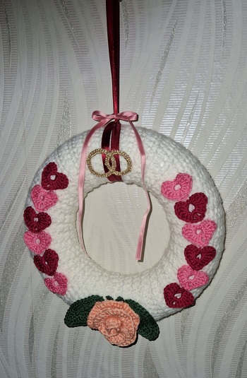 eine gute Anleitung. Herzlichen Dank für die Anregung :-)
Dieser Türkranz ist sehr schnell fertig zu stellen. Habe eine kleine Änderung vorgenommen (Ringe, statt großem Herz) . Einen dünnen Draht um ein 10 und 20 Cent Stück gebogen, Enden etwas überlappend mit ein ein wenig Tesafilm fixiert. Dann den Draht umhäkelt,sehr enge Maschen aneinander und darüber eine Runde Kettmaschen. Bevor der 2. Ring umhäkelt wird, erst durch den 1. Ring durchschieben.