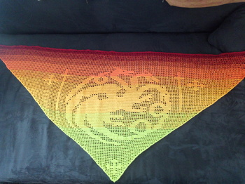 Mit einem bunten Farbverlauf Garn. Einfach toll und schön zu stricken... Ich hab den Bobbel ganz aufgebraucht und das Kunstwerk ein bisschen verlängert.