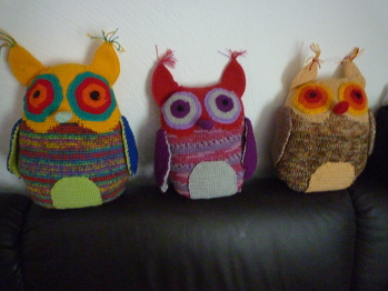 Meine Großnichte wird am 23. Mai 10 Jahre alt und hat sich eine Eule gewünscht. Die Anleitung habe ich irgendwann einmal von einer Bekannten bekommen und ich habe sie etwas abgewandelt, da ich viele Wollreste habe. Da meine Großnichte noch Zwillingsgeschwister hat (Junge und Mädchen 5 1/2 Jahre alt) habe ich gleich noch zwei gehäkelt.