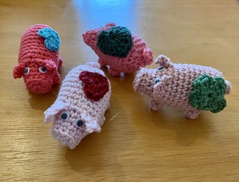 Eine Freundin hatte mir eine Etsy-Anzeige geschickt mit sehr ähnlichen Schweinchen. Ich habe sofort abgelehnt, weil ich eigentlich keine Amigurumi kann/mag. Aber mein Ehrgeiz war geweckt. Und was soll ich sagen, die kleinen Scheißerchen bringen viel Spaß.