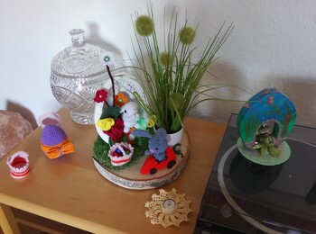 Mein Möhrchen kippelte ständig, da gab ich ihm Räder. Nun flitzt Hasi durch die Wohnung.