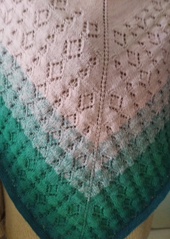 Benutzt wurde ein Modalbobbel 1000m/3fädig.
Habe das Muster erst später angefangen.