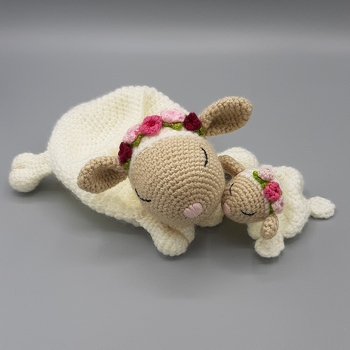 Es macht solch einen Spaß die Anleitung von Rosalie  nach zuhäkeln. Hier habe ich mal etwas kombiniert , den Bauch habe ich von der Anleitung des Schnuffeltuch Spitzmäuserich (selber Designerin) genommen. Das Mini schnuffeltuch ist original nach der Anleitung gehäkelt.