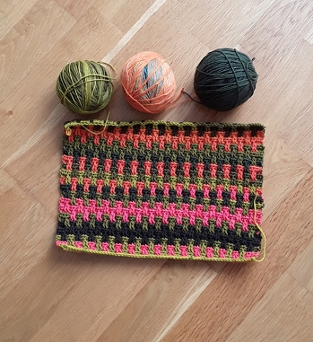 Ein sehr schoenes Muster, und fernsehtauglich. Wenn man einmal den Dreh raus hat, kann man nicht mehr aufhoeren. Habe hier noch ungeliebte Restwolle verarbeitet. Vielen Dank fuer diese AL