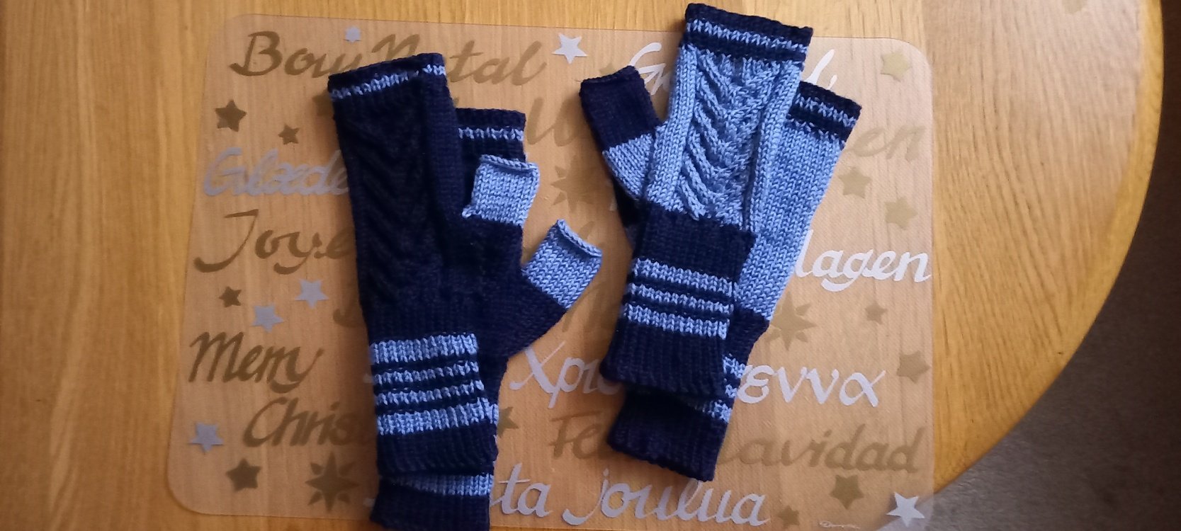 Knitting pattern: Hand cuffs with decorative braid