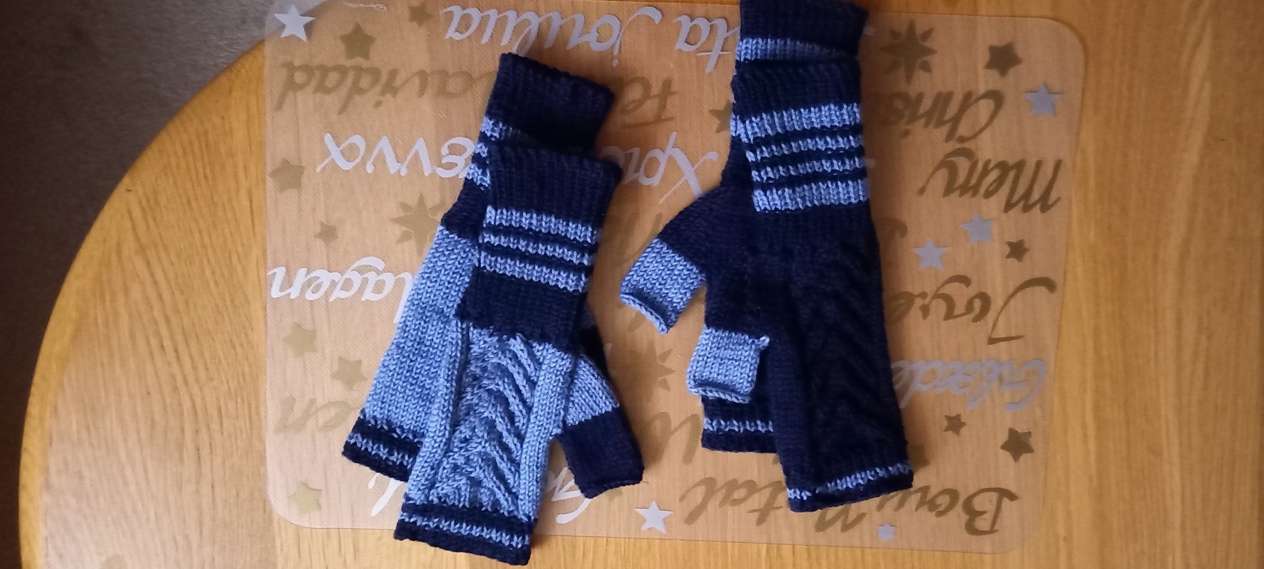 Knitting pattern: Hand cuffs with decorative braid