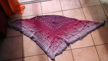 Ein wunderschönes tuch wolle von Elvtjes  Zauberstäbchen waren nicht ganz 1000ll 3 Fäden ich häkle fest . Meine Arbeit meine Bilder