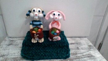 Meine Osterhasen sind fertig, sie haben sich sehr gut häkeln lassen.