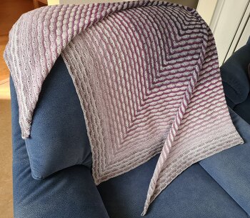 Das 3. Tuch, 2x 1000m, 3fädig hat eine Größe von 215x95cm, richtig schön zum reinkuscheln, toll als Schultertuch, geht aber auch noch als Halstuch ;-)