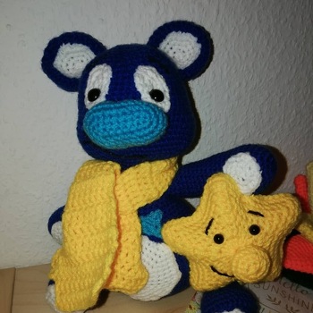 Habe den Schal etwas kürzer gemacht und ist trotzdem noch recht lang. ( keine 60 Reihen)
Und die Sterne auf Bauch und im Gesicht hab ich weggelassen na und wie man sieht in andere Farben gehäkelt...
Echt eine toll Anleitung die ich immer wieder empfehlen kann...