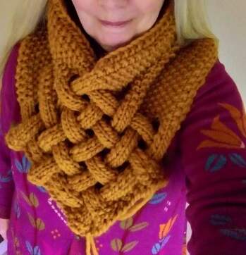Die Wolle war etwas zu dick, hab die ganze Zeit befürchtet das der Schal zu brettig wird,aber alles gut. Sehr übersichtliche Anleitung. Das bleibt kein Einzelstück