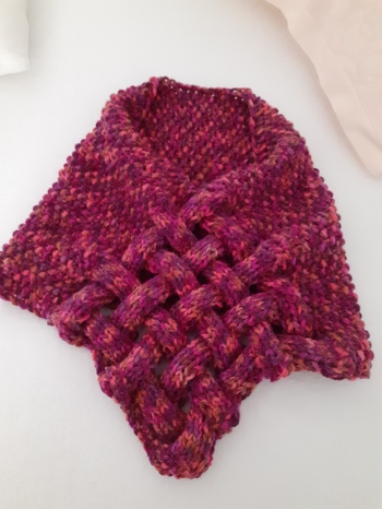 Diese Anleitung kann ich nur weiterempfehlen. Alles detailliert mit Fotos beschrieben. Es hat einen Riesenspaß gemacht diesen tollen Schal zu stricken. Da hofft man tatsächlich auf einen kalten Winter ;-)
(Die Wolle ist von Buttinette ADA Beere)