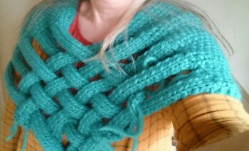 Ich habe mal rumgetüftelt und den ganzen Schal verlängert. Bei den Flechtsträngen wurden aufsteigend immer 5 Reihen mehr gestrickt, so passt das Teil über die Schultern. Fäden sind noch nicht vernäht, gibt bestimmt auch noch was zu verbessern. Nur so als Anregung