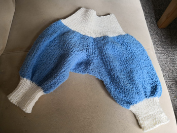 Pumphose
Das Nacharbeiten nach der Beschreibung ging ganz gut. Das kleine Teilchen war schnell gestrickt.